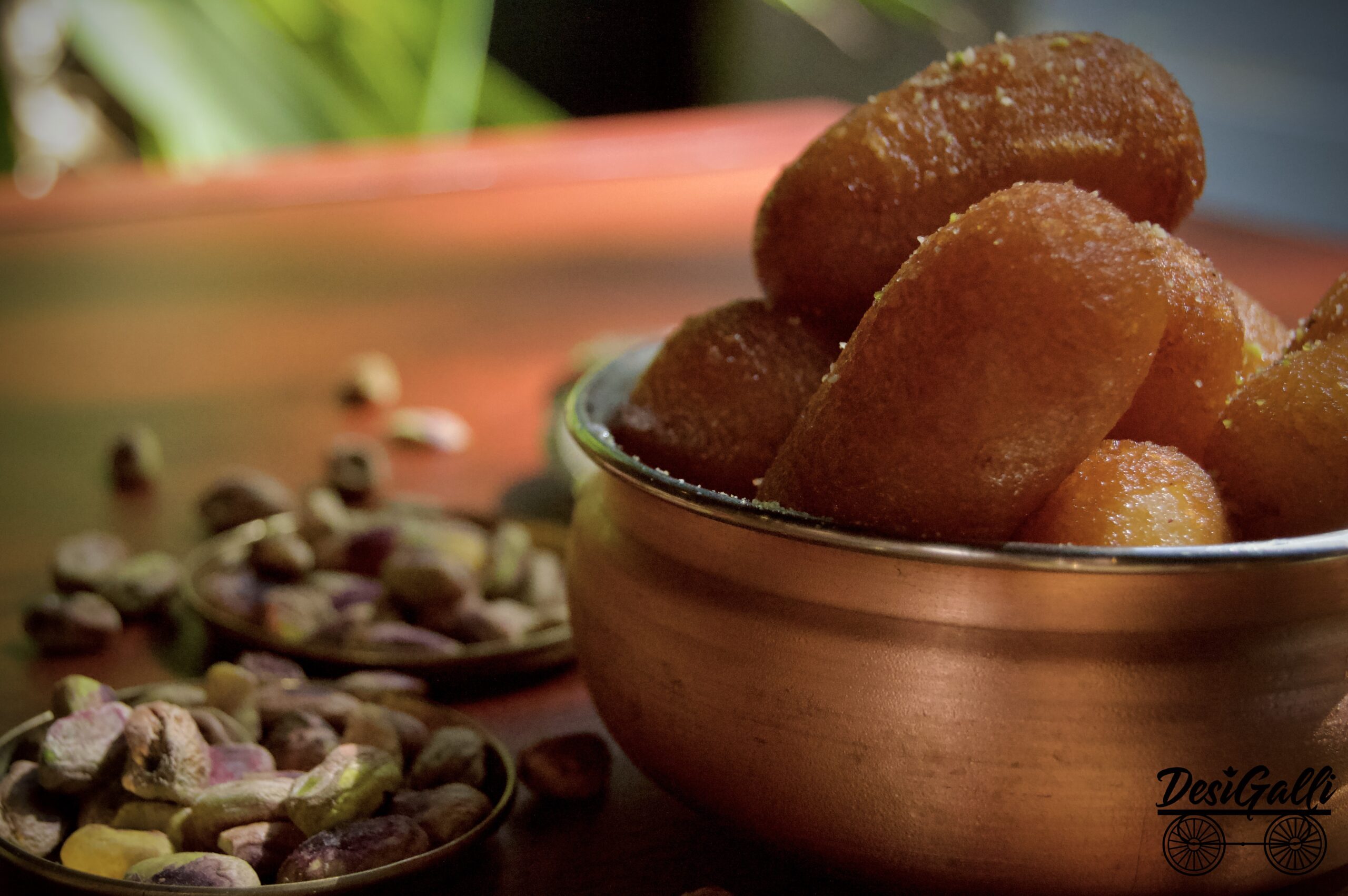 Gulab Jamun postre indio de leche y azafrán en Desi Galli Barcelona