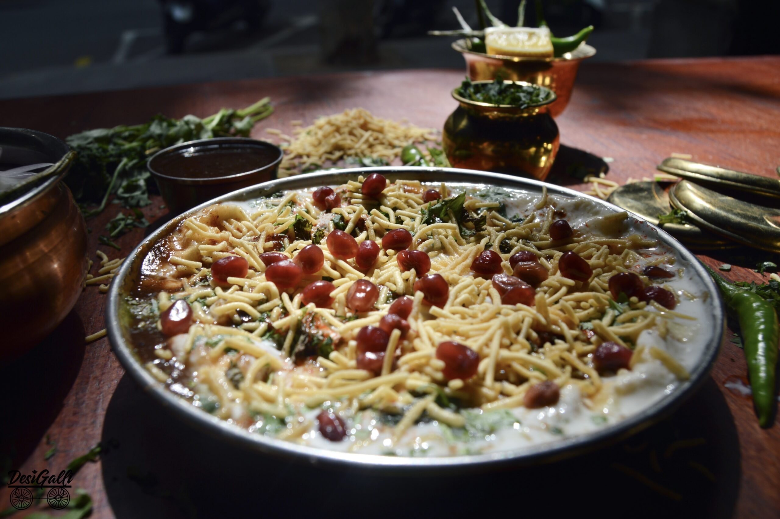 Sev Puri chaat con sev crujiente y chutney en Desi Galli Barcelona