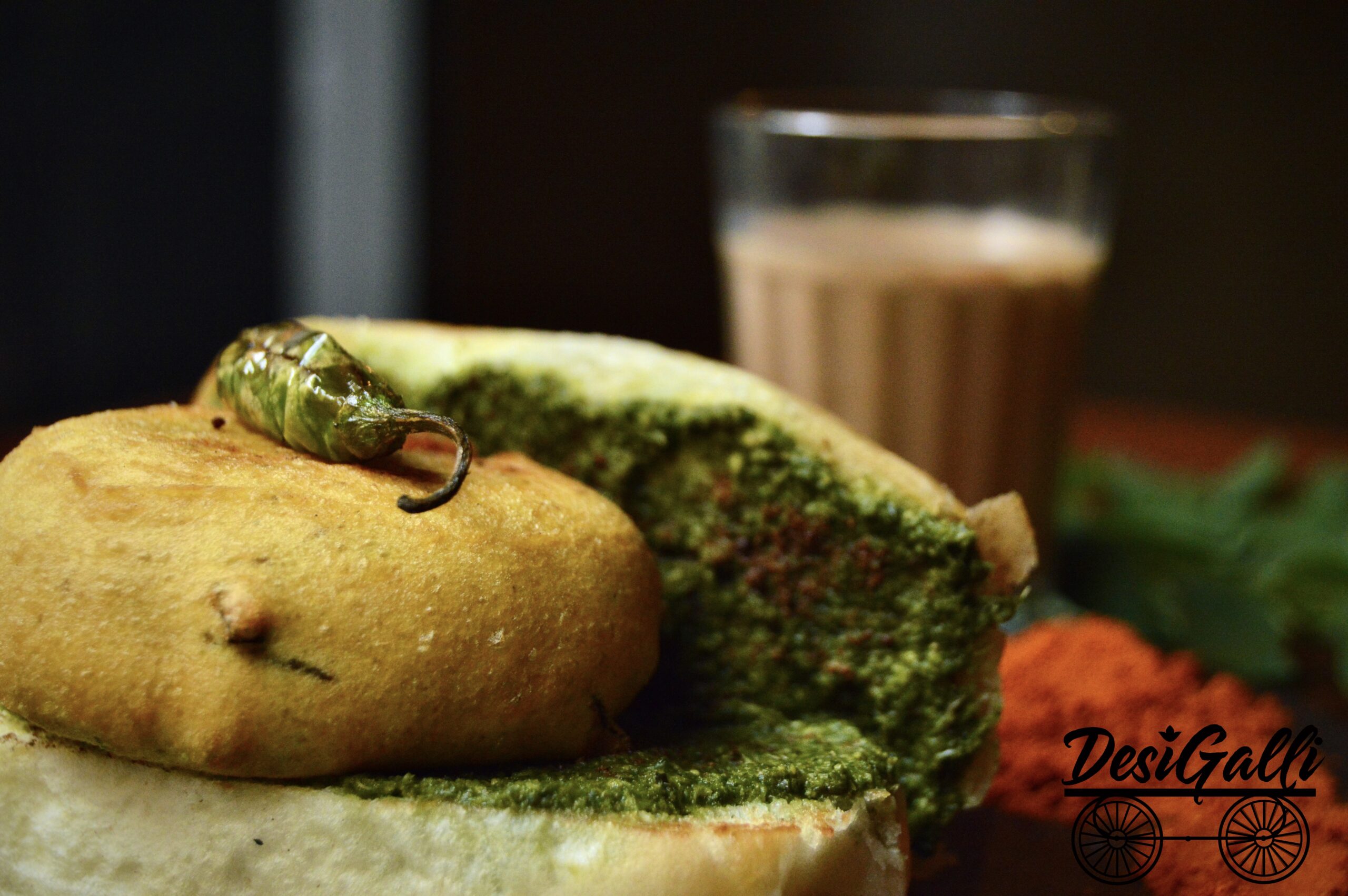 Vada Pav hamburguesa callejera de Mumbai en Desi Galli Barcelona
