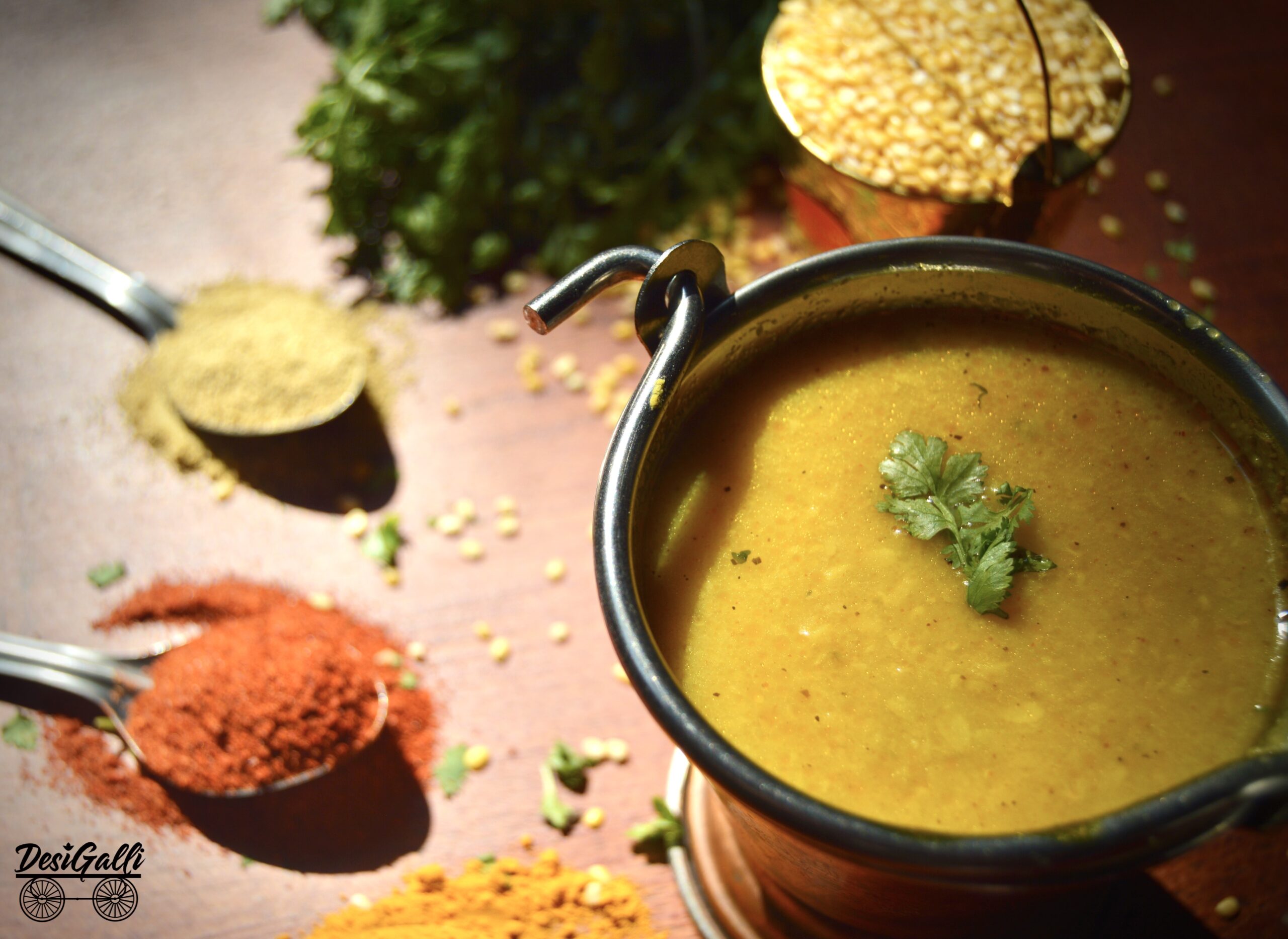 Dal Tadka lentejas amarillas indias con especias en Desi Galli Barcelona