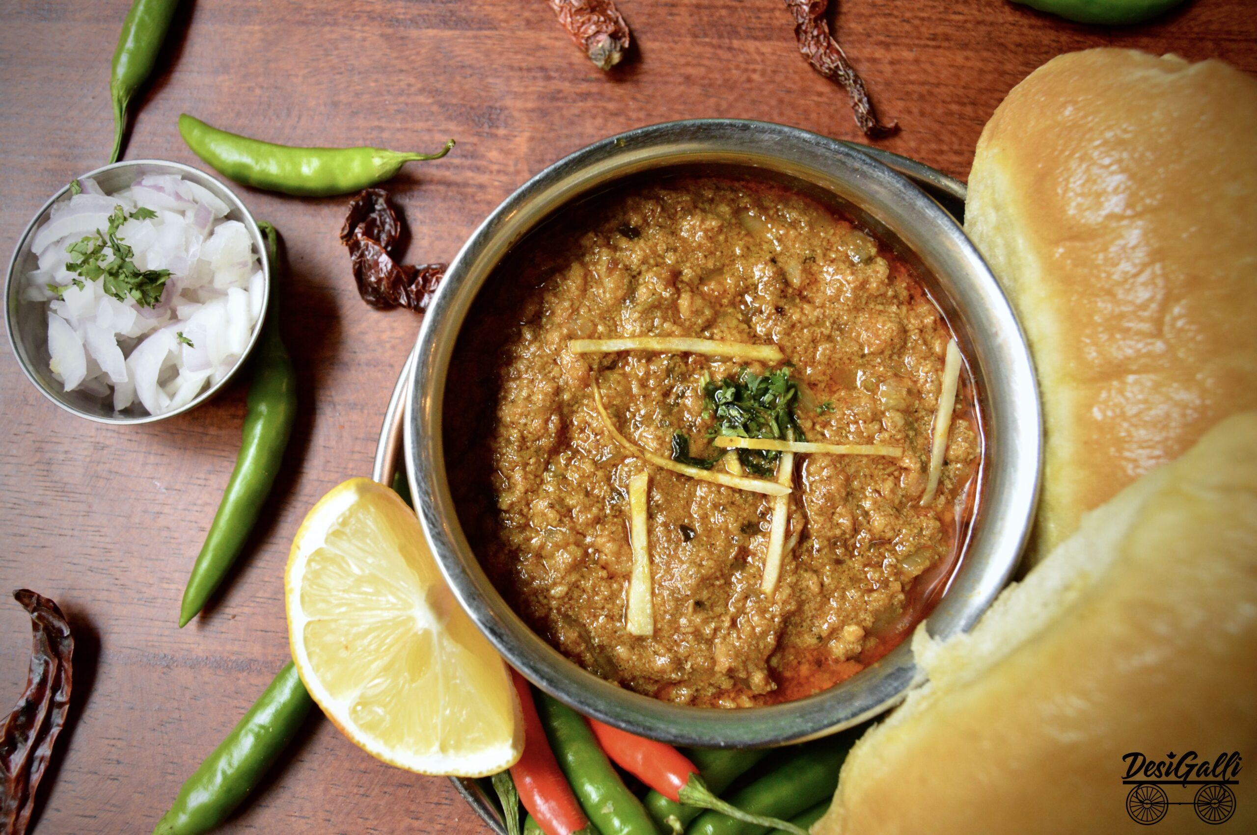 Keema Pav cordero picado indio con pan casero en Desi Galli Barcelona
