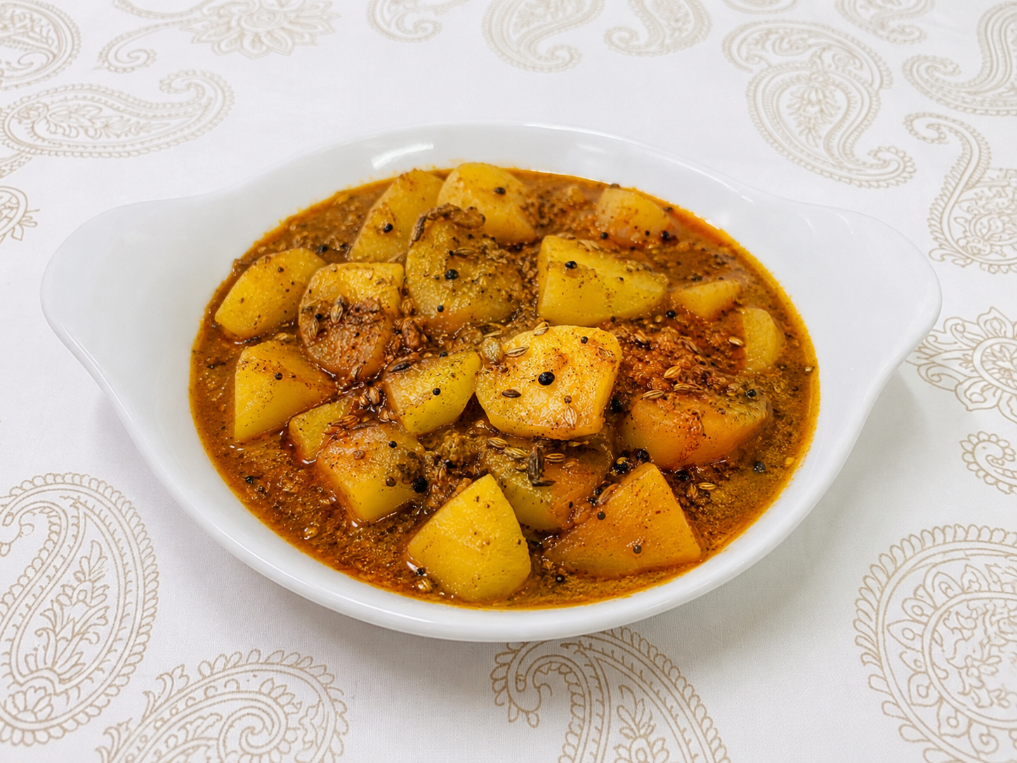 Achari Aloo patatas indias encurtidas y picantes en Desi Galli Barcelona