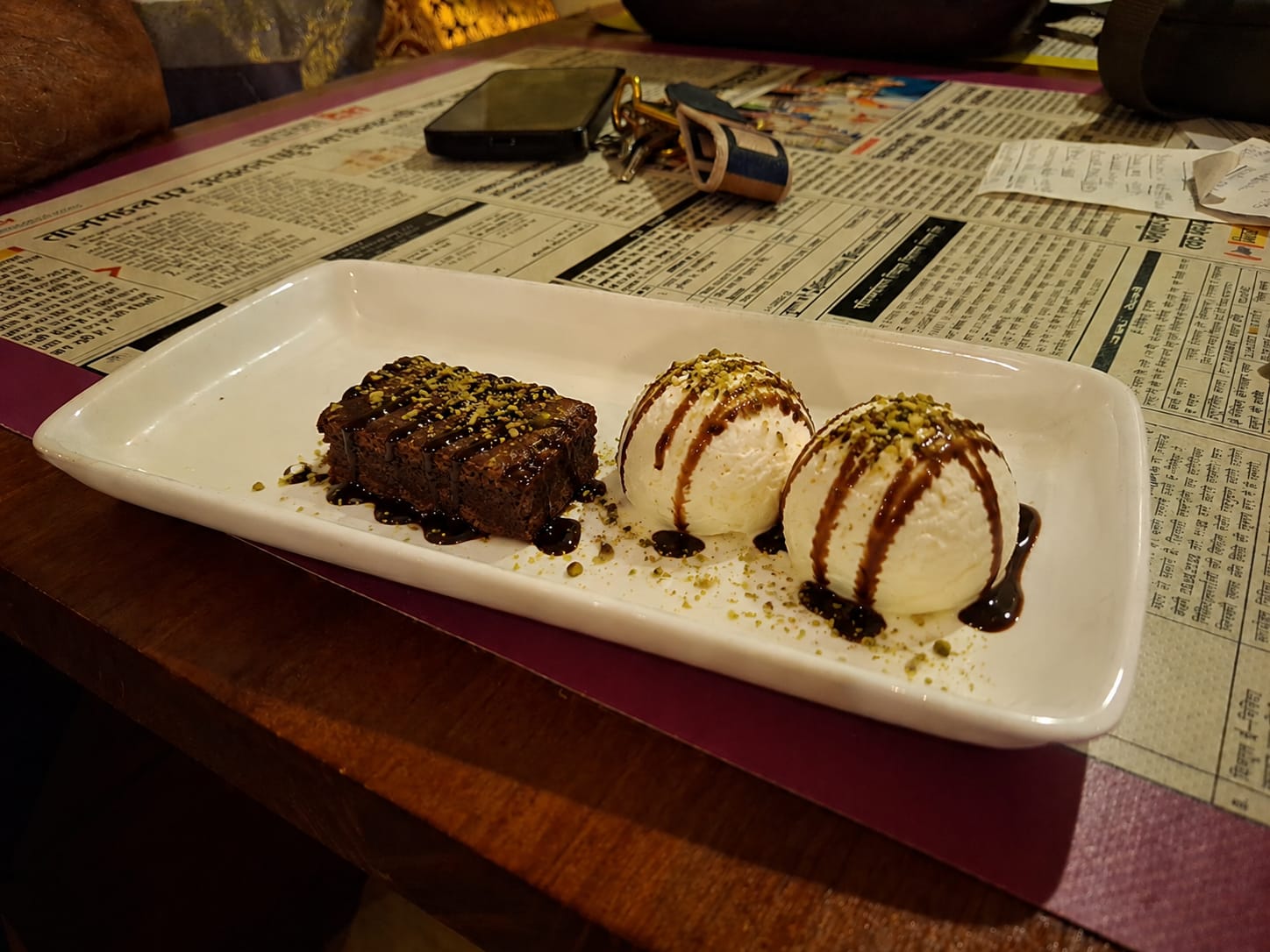 Brownie con helado de vainilla postre en Desi Galli Barcelona