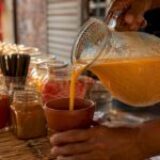 Guía de bebidas típicas indias para pedir en Barcelona