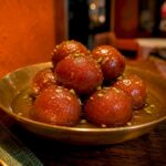 Gulab jamun casero en Europa: con leche en polvo y 6–8 horas de reposo
